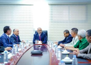 الرئيس الزُبيدي يتفقد سير العمل بوزارة الصناعة والتجارة