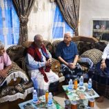 فريق الرقابة والتوجيه الرئاسي يطمئن على صحة المناضل الشيخ أحمد محمد بامعلم بالمكلا