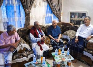 فريق الرقابة والتوجيه الرئاسي يطمئن على صحة المناضل الشيخ أحمد محمد بامعلم بالمكلا