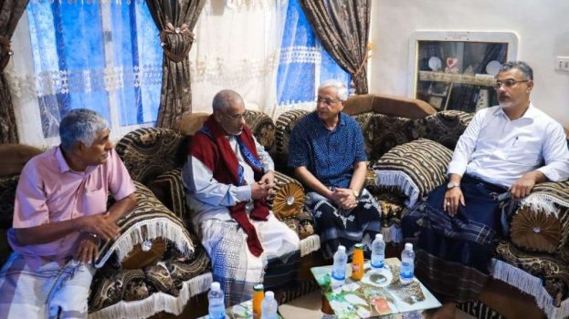 فريق الرقابة والتوجيه الرئاسي يطمئن على صحة المناضل الشيخ أحمد محمد بامعلم بالمكلا