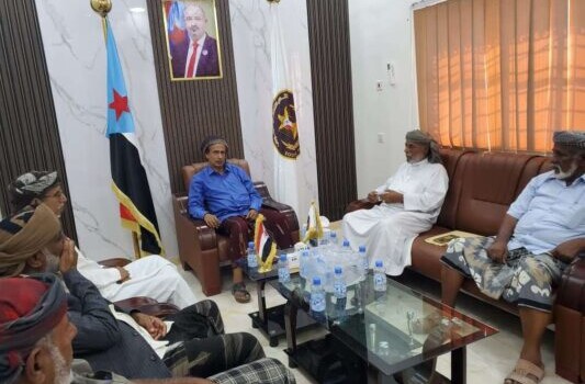 رئيس تنفيذية انتقالي المهرة يلتقي عددًا من الضباط لمناقشة مستجدات الأوضاع الأمنية