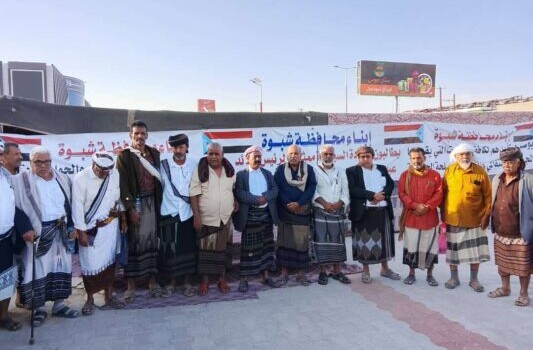 مشايخ قبائل نعمان يصلون إلى مخيم الاعتصام المفتوح بمدينة عتق