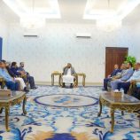 المحرّمي يلتقي قيادات من أبناء المهرة ويؤكد دعم جهود الاستقرار والتنمية بالمحافظة