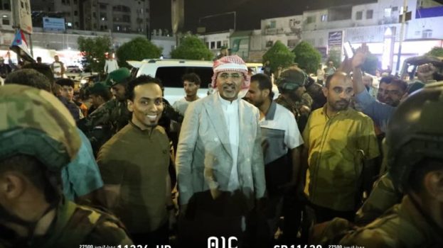 عاجل: الرئيس القائد الزُبيدي يصل ساحة العروض بخورمكسر في العاصمة عدن ويلتحم بجماهير الشعب الجنوبي