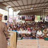 أبناء أبين يؤدّون صلاة الجمعة في ساحة الاعتصام تأكيدًا على ثباتهم وتمسّكهم بإعلان دولتهم