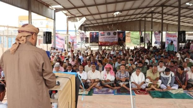 أبناء أبين يؤدّون صلاة الجمعة في ساحة الاعتصام تأكيدًا على ثباتهم وتمسّكهم بإعلان دولتهم