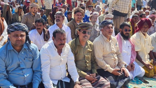 أبناء سقطرى يؤدّون صلاة الجمعة في ساحة الاعتصام المفتوح بحديبو تأكيدًا لوحدة الصف الجنوبي والمطالبة بإعلان دولة الجنوب العربي