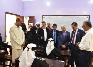القائم بأعمال رئيس تنفيذية انتقالي حضرموت يدشن امتحانات الفصل الدراسي الأول بمديرية المكلا