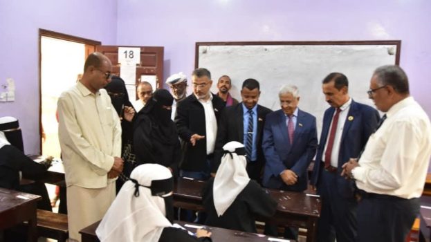القائم بأعمال رئيس تنفيذية انتقالي حضرموت يدشن امتحانات الفصل الدراسي الأول بمديرية المكلا