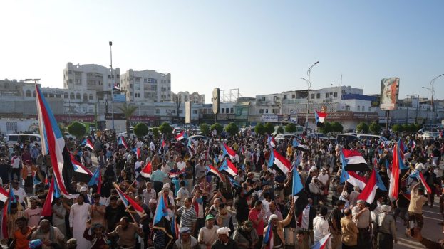 حشد جماهيري غفير في ساحة العروض بالعاصمة عدن للمطالبة بإعلان استقلال الجنوب العربي