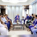 الرئيس الزُبيدي يستقبل وفدًا من أبناء المهرة ويجدد دعمه لتمكين أبناء المحافظة من إدارة شؤونهم