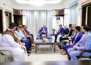 الرئيس الزُبيدي يستقبل وفدًا من أبناء المهرة ويجدد دعمه لتمكين أبناء المحافظة من إدارة شؤونهم