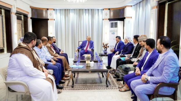 الرئيس الزُبيدي يستقبل وفدًا من أبناء المهرة ويجدد دعمه لتمكين أبناء المحافظة من إدارة شؤونهم