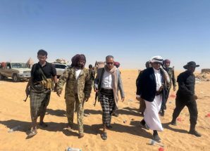 وفد من سلطة شبوة يزور الوحدات المرابطة في معسكر عارين