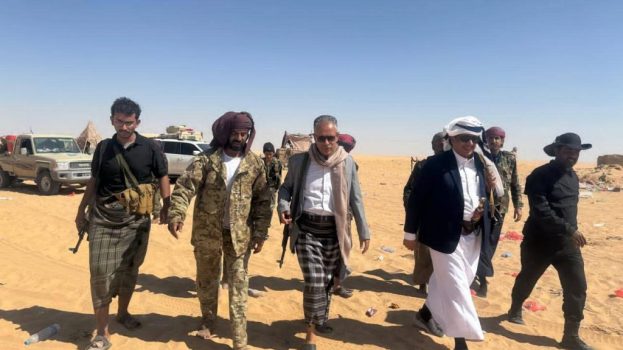 وفد من سلطة شبوة يزور الوحدات المرابطة في معسكر عارين