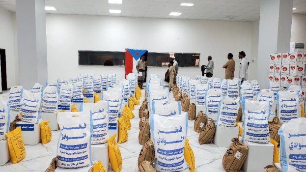 انتقالي سيئون يواصل لليوم الخامس توزيع السلال الغذائية للمواطنين والأسر المتعففة