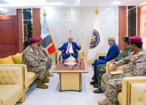 الرئيس الزُبيدي يطّلع على الأوضاع العسكرية الأمنية في سقطرى ويشيد بحالة الاستقرار التي تعيشها المحافظة