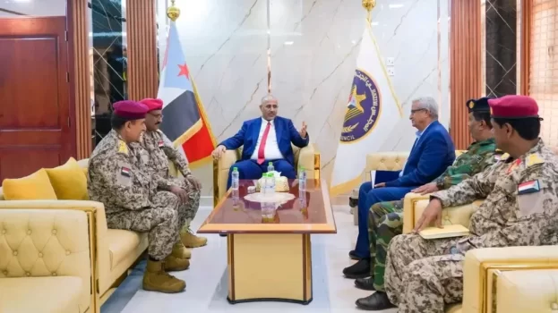 الرئيس الزُبيدي يطّلع على الأوضاع العسكرية الأمنية في سقطرى ويشيد بحالة الاستقرار التي تعيشها المحافظة