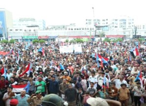 من ساحة العروض بالعاصمة عدن حشود ردفان وعدن تجدد تفويضها للرئيس الزُبيدي لإعلان دولة الجنوب العربي