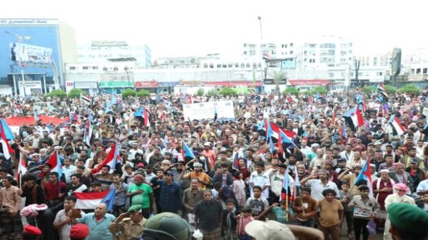 من ساحة العروض بالعاصمة عدن حشود ردفان وعدن تجدد تفويضها للرئيس الزُبيدي لإعلان دولة الجنوب العربي