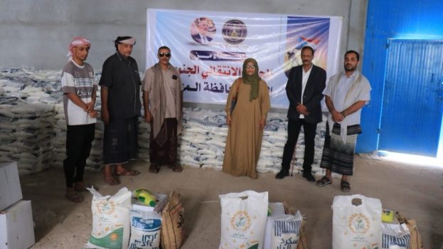 برعاية الرئيس الزُبيدي… انتقالي المهرة يدشّن توزيع السلال الغذائية للأسر الأشد احتياجاً