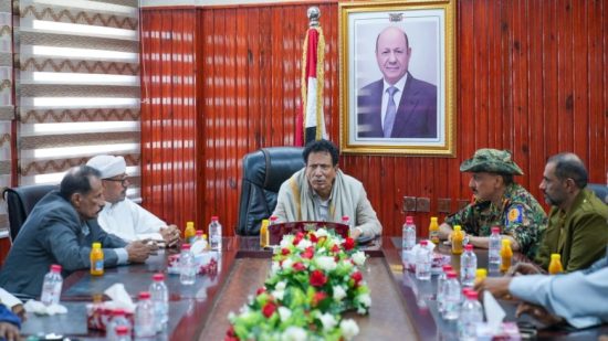 محافظ المهرة يلتقي قيادات  أمنية وسياسية جنوبية ويؤكد أهمية توحيد الجهود للحفاظ على الأمن والاستقرار