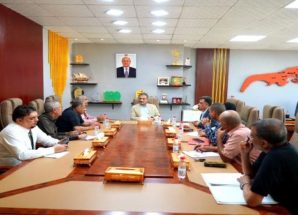 “لملس” يبحث مع قيادات المصافي ومنشأة الغاز إجراءات عاجلة لمعالجة الأزمة