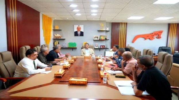 “لملس” يبحث مع قيادات المصافي ومنشأة الغاز إجراءات عاجلة لمعالجة الأزمة