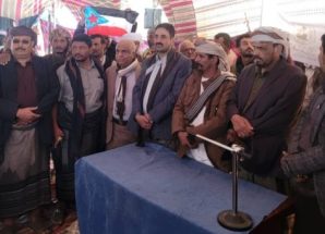 رئيس حلف قبائل شبوة ينفي ما ورد في مواقع الإخوان عن خلاف في مخيم الاعتصام في عتق