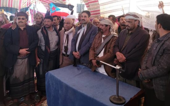 رئيس حلف قبائل شبوة ينفي ما ورد في مواقع الإخوان عن خلاف في مخيم الاعتصام في عتق