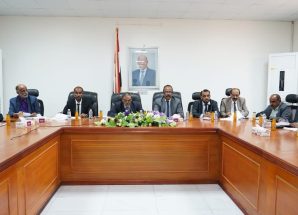 المكتب التنفيذي بشبوة يعقد اجتماعه الدوري ويشيد بجهود المحافظ بن الوزير في ترسيخ الأمن وتوحيد الصفوف ويؤكد على أهمية الاصطفاف الوطني لحماية مكتسبات المحافظة