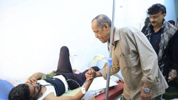 ‏اللواء بارجاش واللواء باعش والعميد المنهالي في زيارة لجرحى قواتنا  المسلحة الجنوبية بالمكلا. 