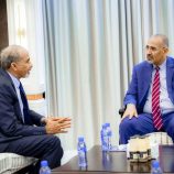 الرئيس الزُبيدي يبحث مع الفريق الصبيحي مستجدات الأوضاع العسكرية والأمنية