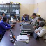 المحافظ بن الوزير يتفقد مؤسسة الكهرباء ويؤكد: تحسين الخدمات وتعزيز الاستقرار أولوية العمل في شبوة