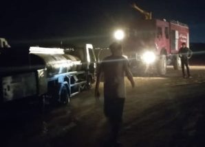فرق الإطفاء تسيطر على حريق نُشب بسيارة نقل محروقات بمطار عتق الدولي دون وقوع إصابات