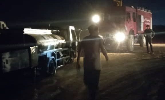 فرق الإطفاء تسيطر على حريق نُشب بسيارة نقل محروقات بمطار عتق الدولي دون وقوع إصابات
