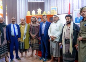 المحافظ بن الوزير يستقبل عددًا من المغرر بهم ويؤكد: العفو العام فرصة لطيّ صفحة الصراعات وتجريم أي مساس بأمن شبوة واستقرارها.