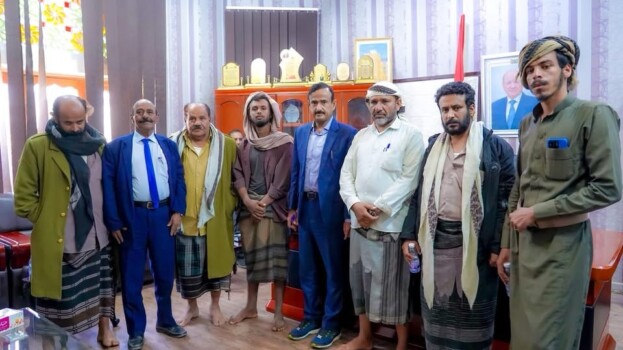 المحافظ بن الوزير يستقبل عددًا من المغرر بهم ويؤكد: العفو العام فرصة لطيّ صفحة الصراعات وتجريم أي مساس بأمن شبوة واستقرارها.