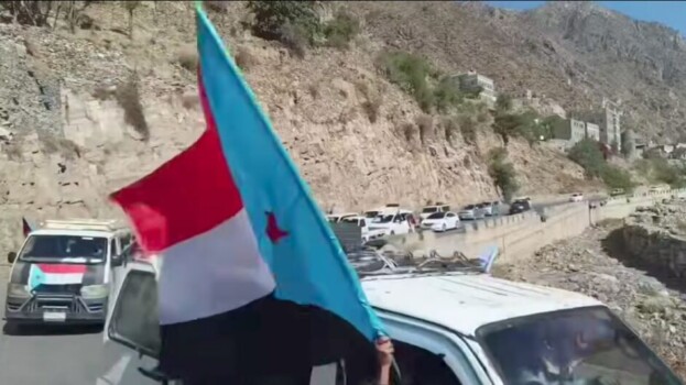 تجمع حاشد لأبناء مديريات يافع في منطقة العسكرية للانطلاق نحو ساحة العروض بعدن للمشاركة في الاعتصام المفتوح