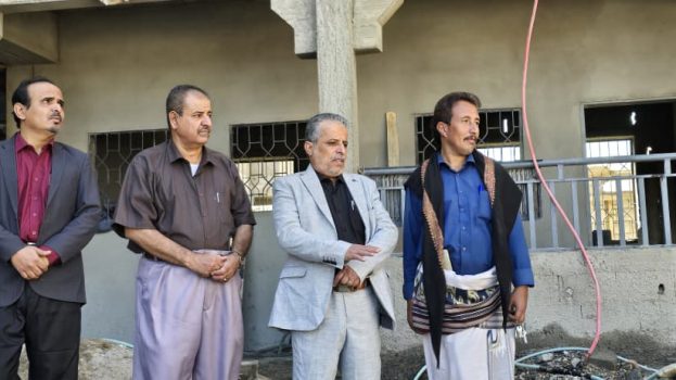 الفاطمي مدير عام بيحان ، والصالحي مدير تربية بيحان يتفقدان العمل بمدرسة الفقيد عبدالله البحري ، ويحث على سرعة الانجاز