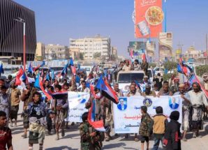 انتقالي عتق ينظم مسيرة جماهيرية احتفالًا بانتصارات القوات الجنوبية في عارين وحضرموت