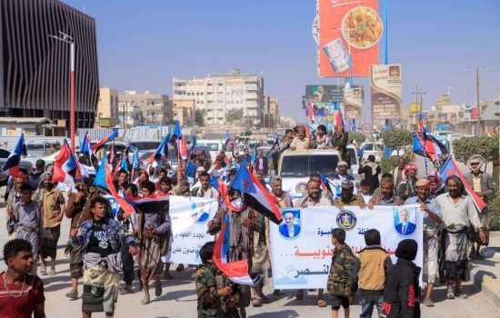 انتقالي عتق ينظم مسيرة جماهيرية احتفالًا بانتصارات القوات الجنوبية في عارين وحضرموت